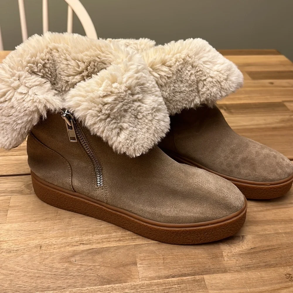 J SLIDES boots